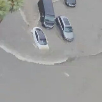 kapal-selam-merk-tesla-banjir-dubai