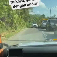 edisi-mudik-pengemudi-mobil-nggak-tau-diri-lawan-arah-menghalangi-truk