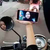 si-eneng-motoran-sambil-vlogging