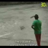 emak-emak-pegang-sandal-lebih-mematikan-dari-seekor-buaya