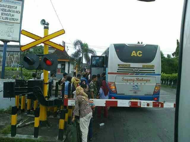 #Kaslantas Nekat Nyerobot Palang Pintu Kereta Api | KASKUS