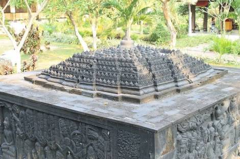 Miniatur Candi Borobudor Di Trowulan