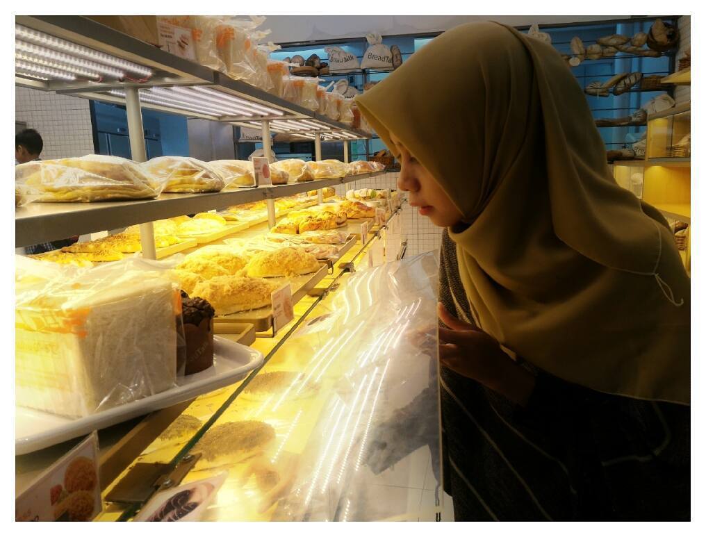 Bulek Lagi Milih Roti Buat Lebaran