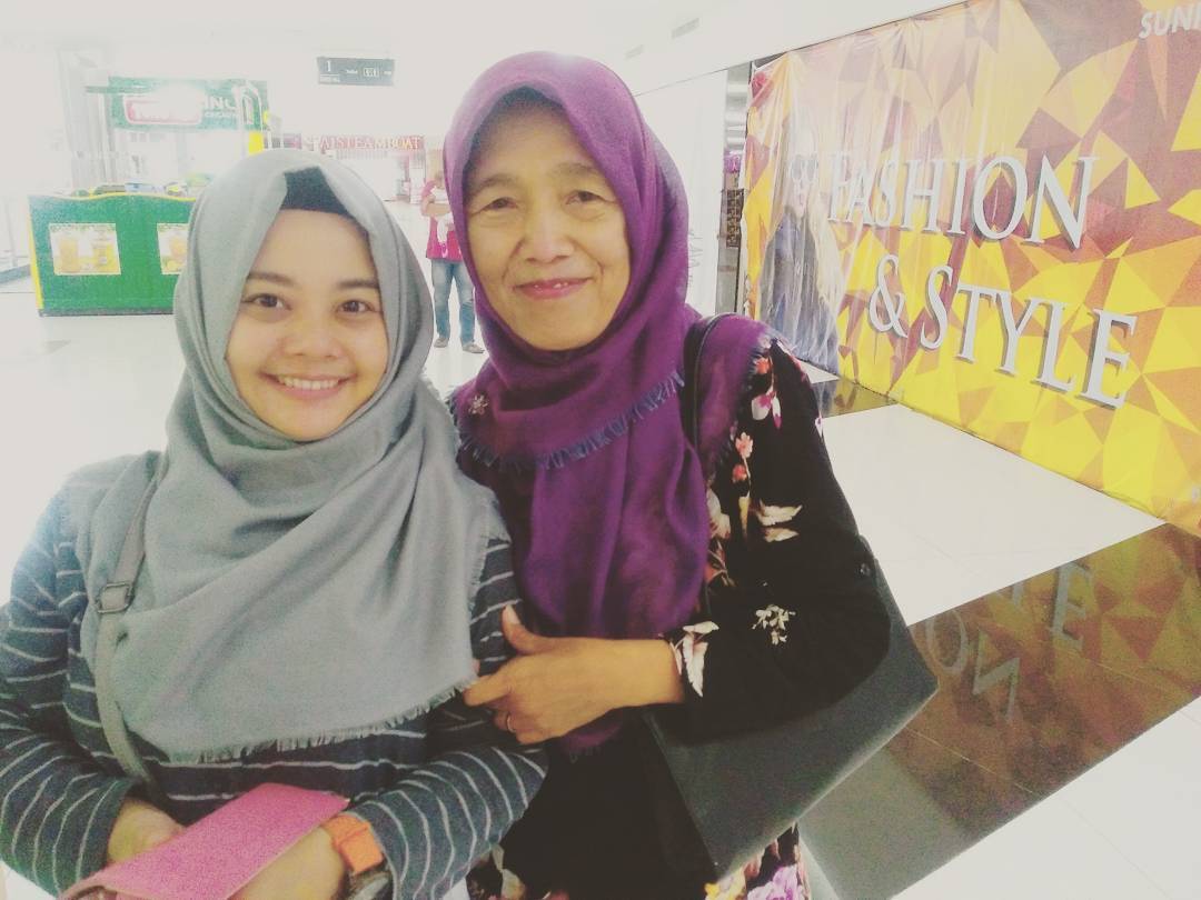 Budhe Sama Adek Nanda Kompak Belanja