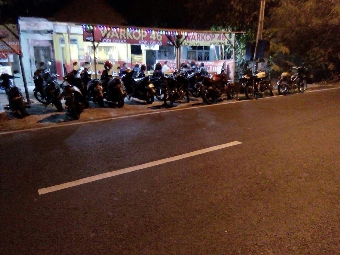 Suasana Parkiran Warkop46