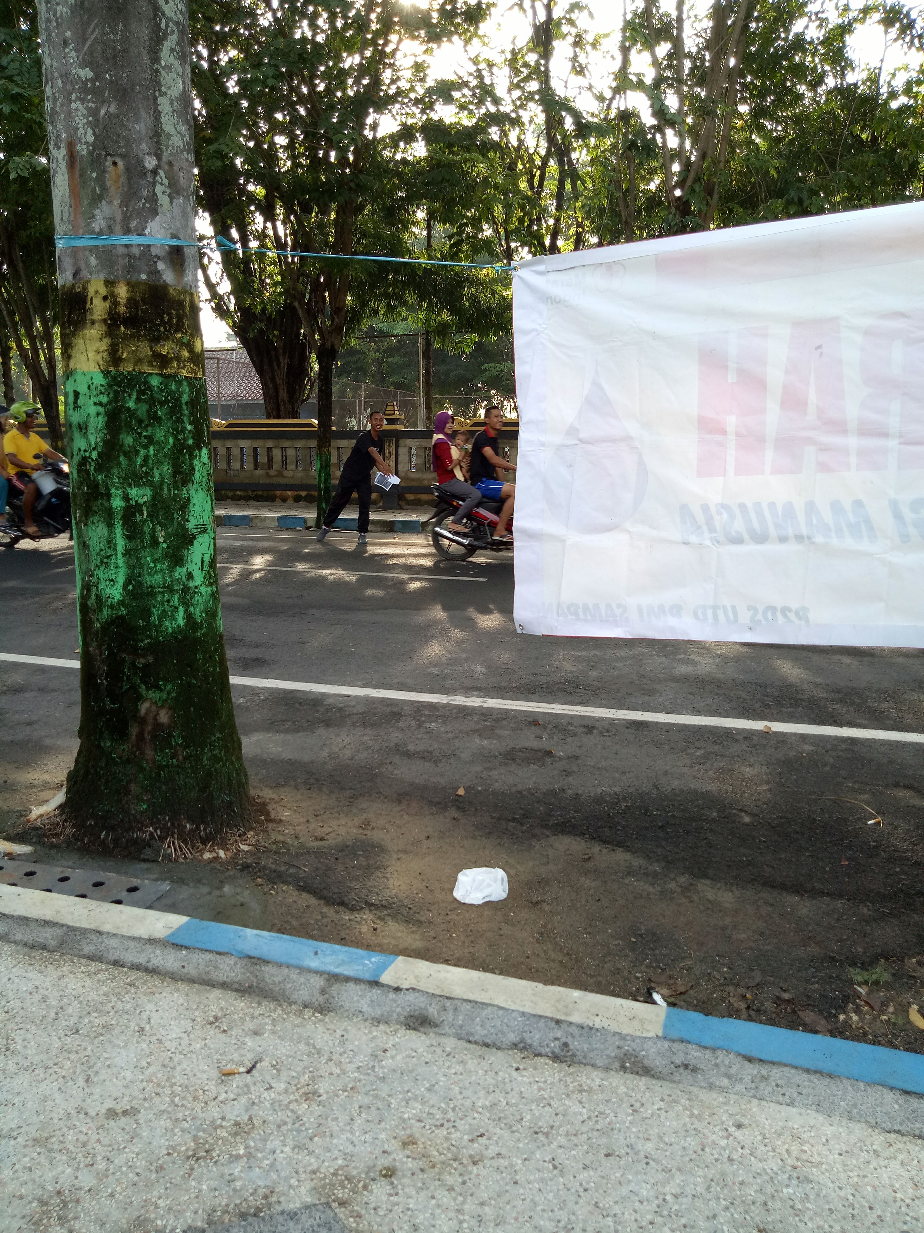 Suasana Depan Gedung Donor, Sambil Sebarin Brosur