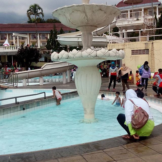 Kolam Renang Di Tretes Raya
