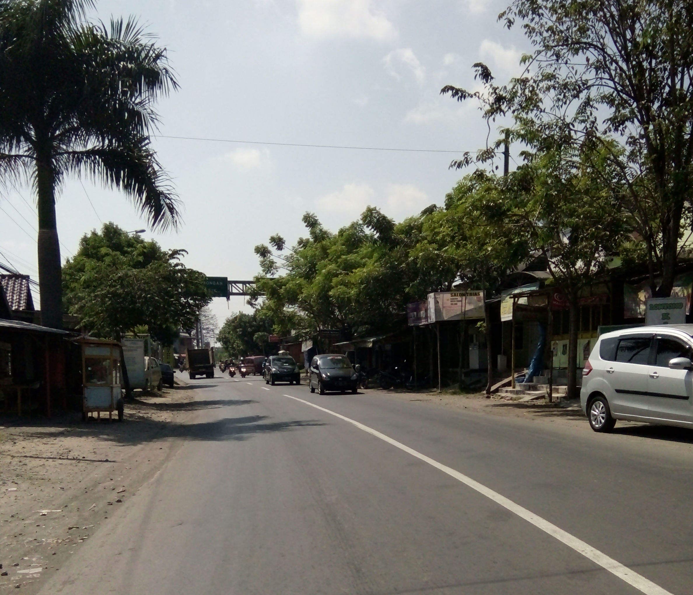 Cuma Beberapa Kendaraan Yang Lewat Di Jalan Pedesaan