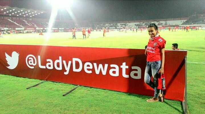 Pesona Lady Dewata Pendukung Bali United