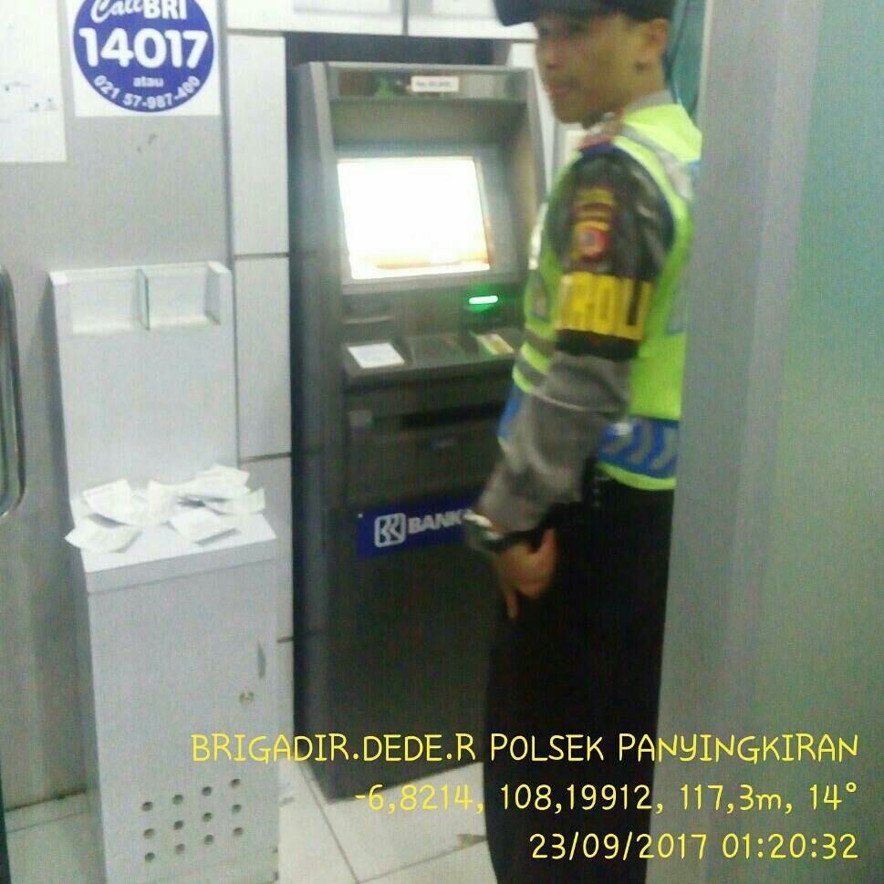 Personil Polsek Panyingkiran Pastikan ATM BRI Aman Terkendali