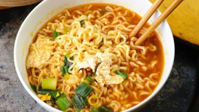 Makan Mie Instan