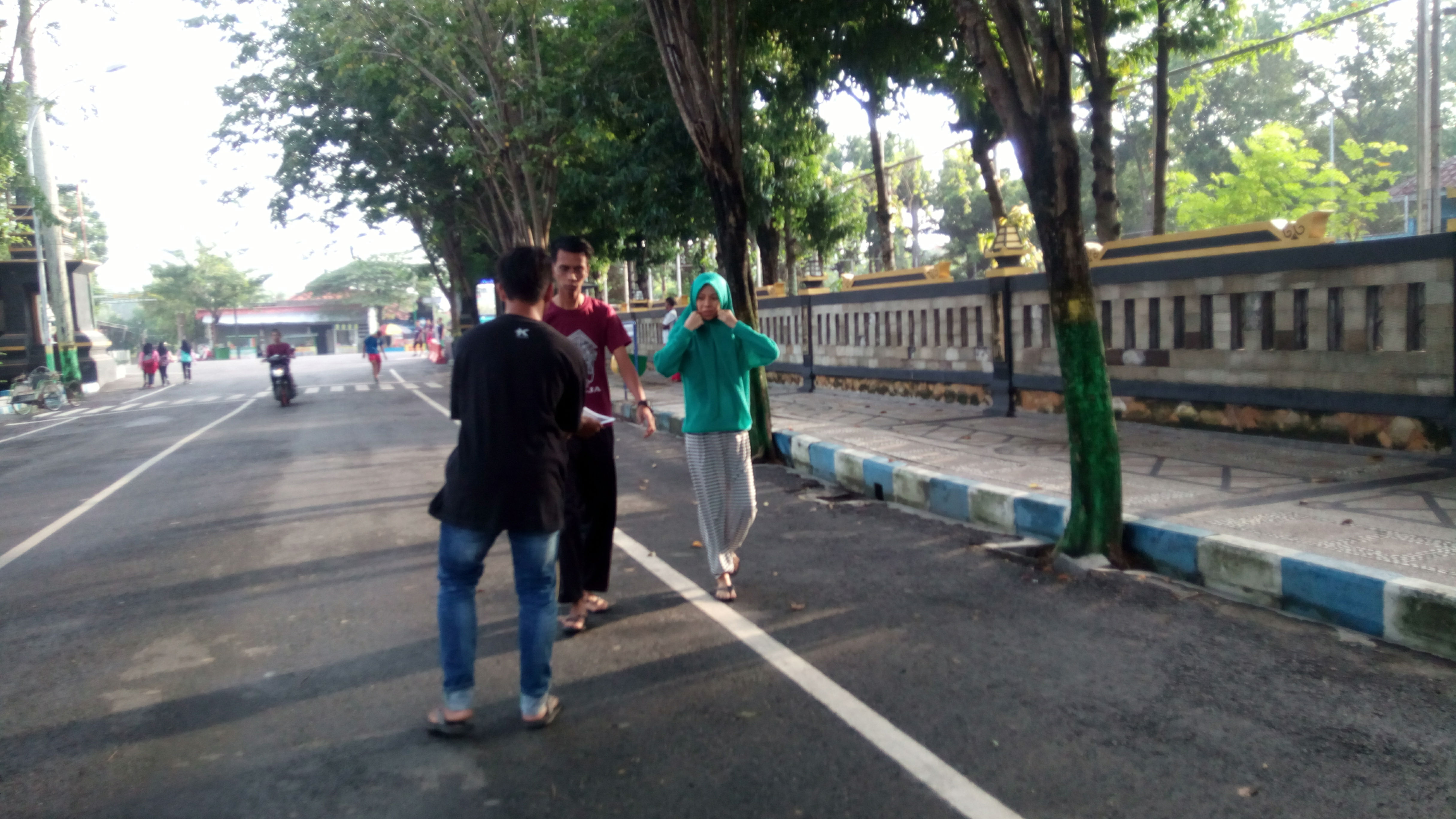 Sambi Nyebarin Brosur