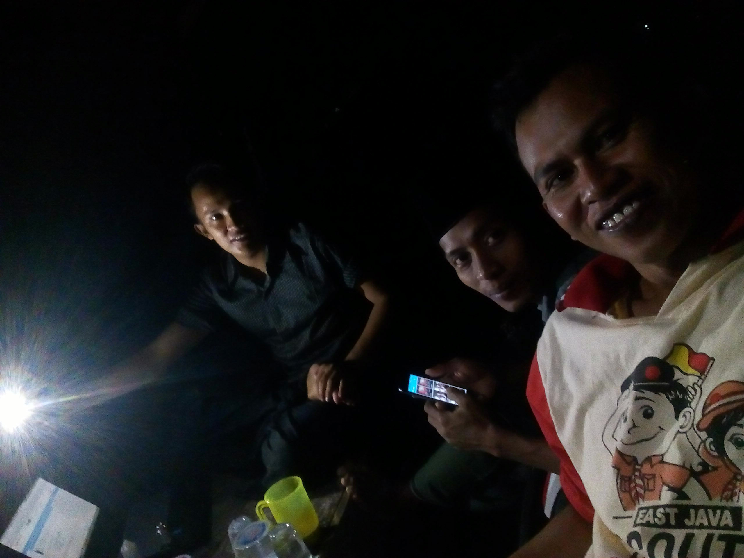 #BerbagiBerkah : Ngumpul Bareng Teman Sebelum Sahur Di Belakang Rumah
