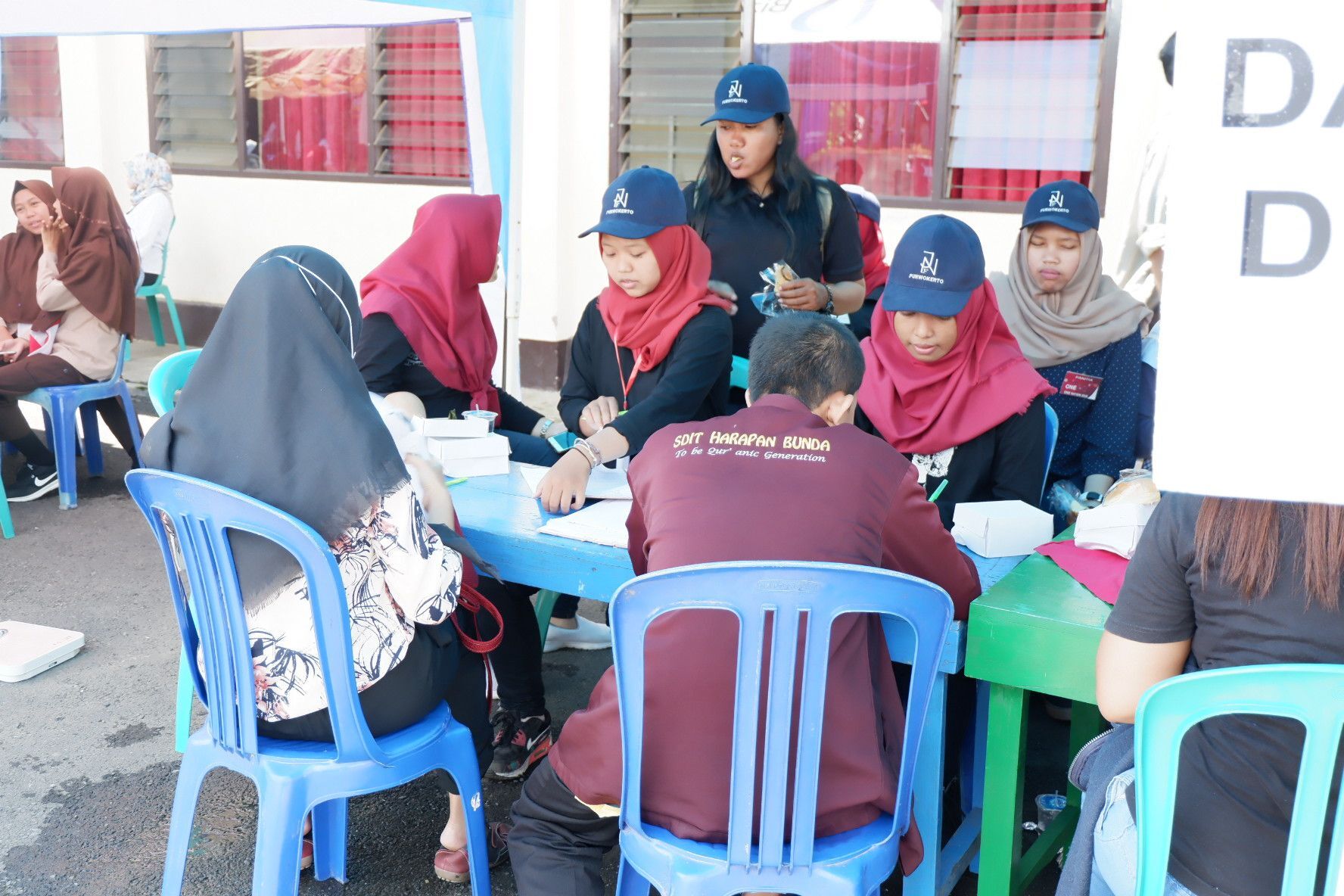Teman Teman Dari Komunitas Lain Sedang Membantu Isi Data
