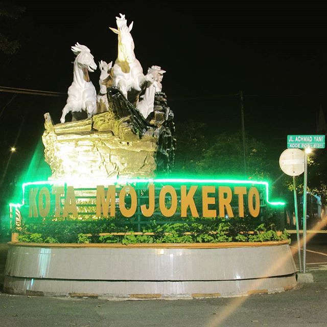 Hiasan Lampu Di Area Patung Kuda Alun-alun Mojokerto