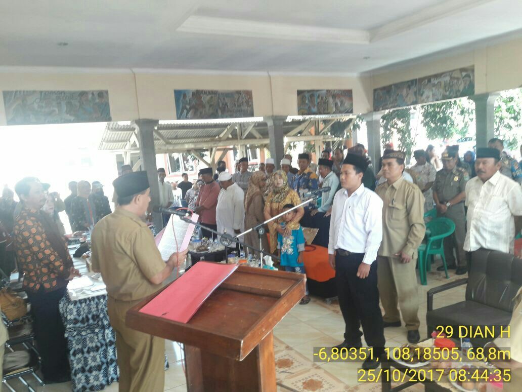 Kanit Binmas Mewakili Kapolsek Hadiri Pelantikan Perangkat Desa Karyamukti.