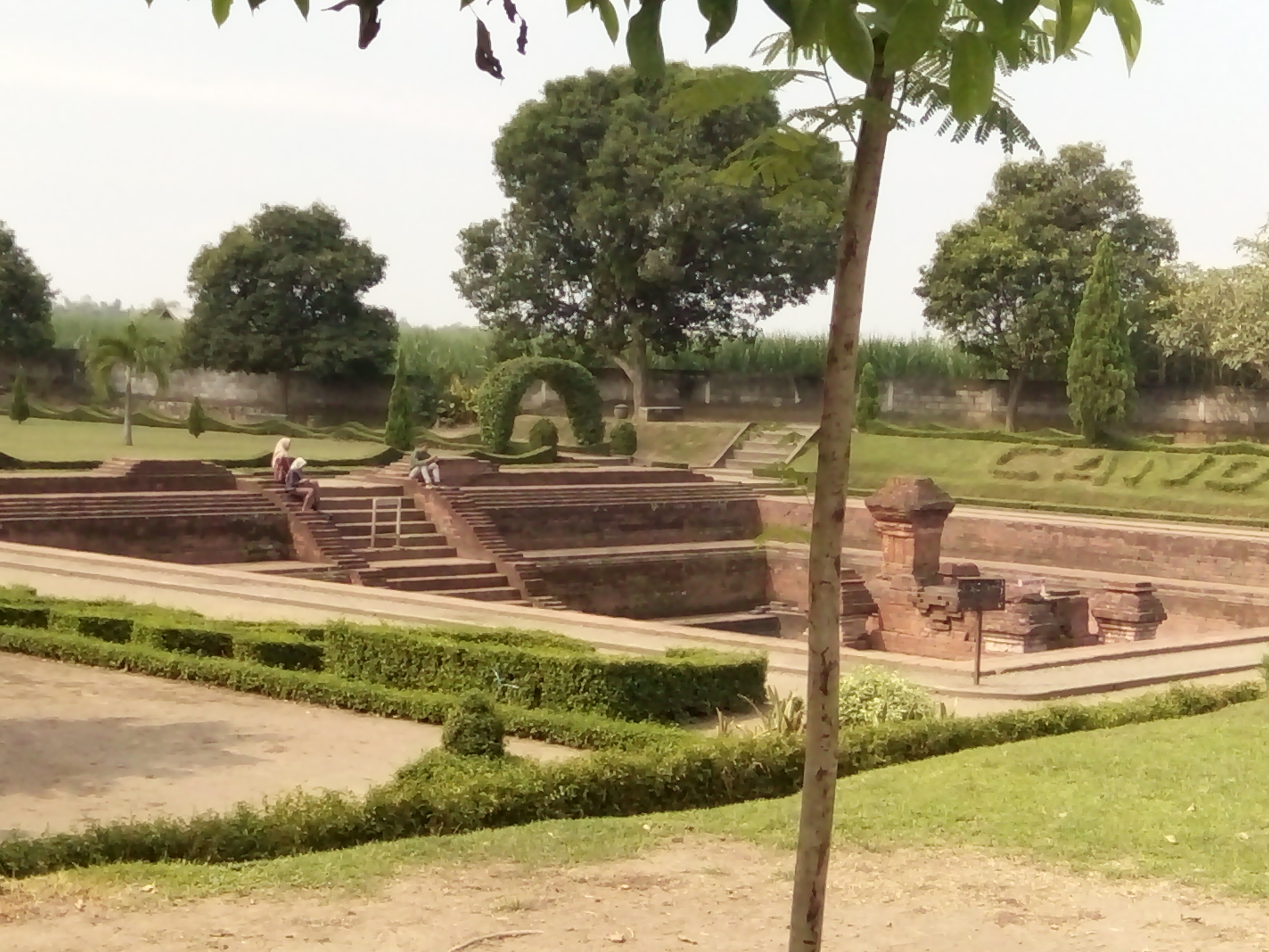Tampak Dari Kejauhan Remaja Nongkrong Di Area Candi Tikus
