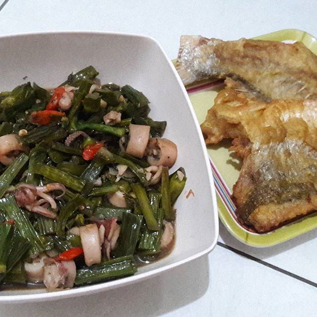 Cah Kangkung Sosis Bandeng
