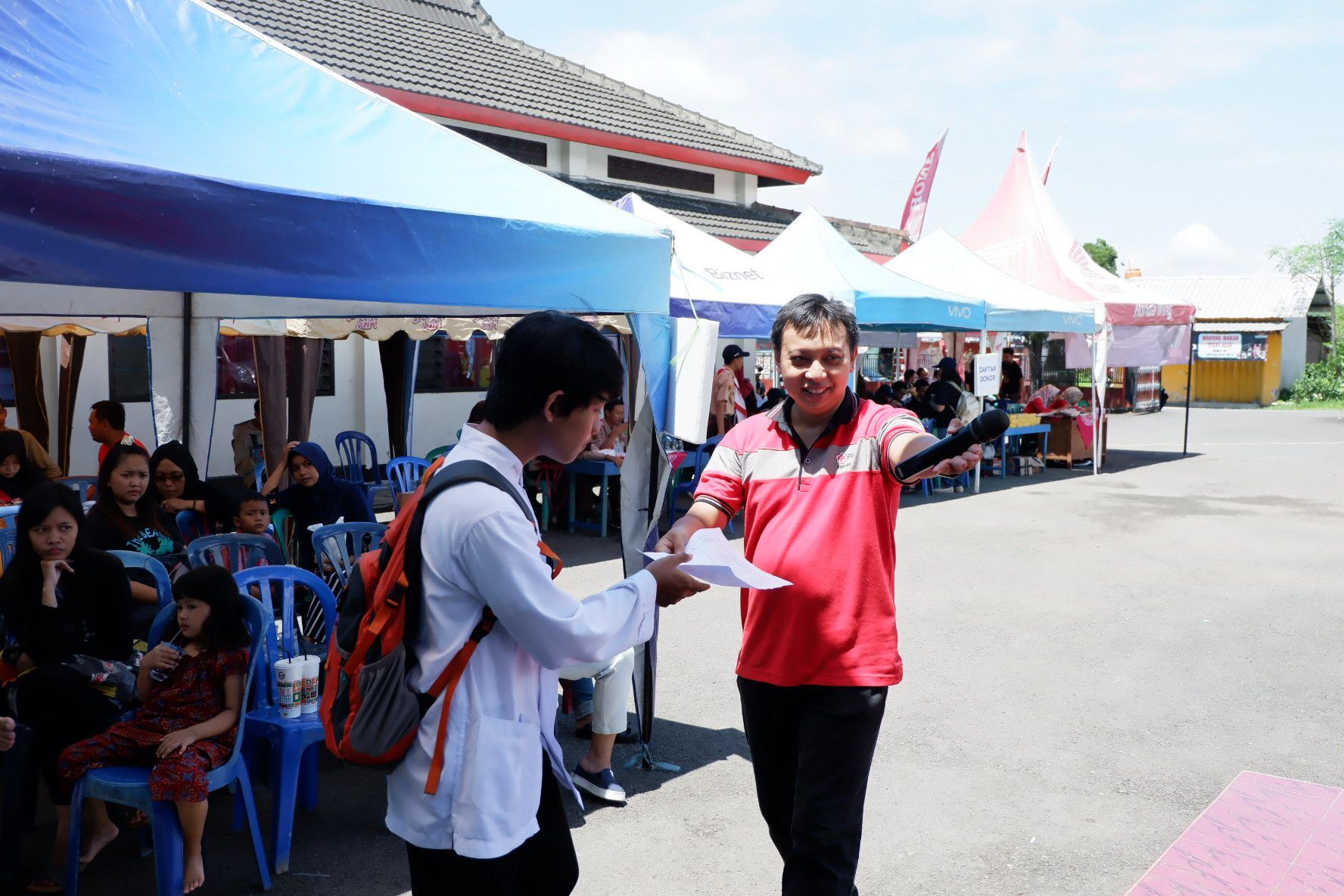 Petugas Sedang Mengarahkan Pendonor