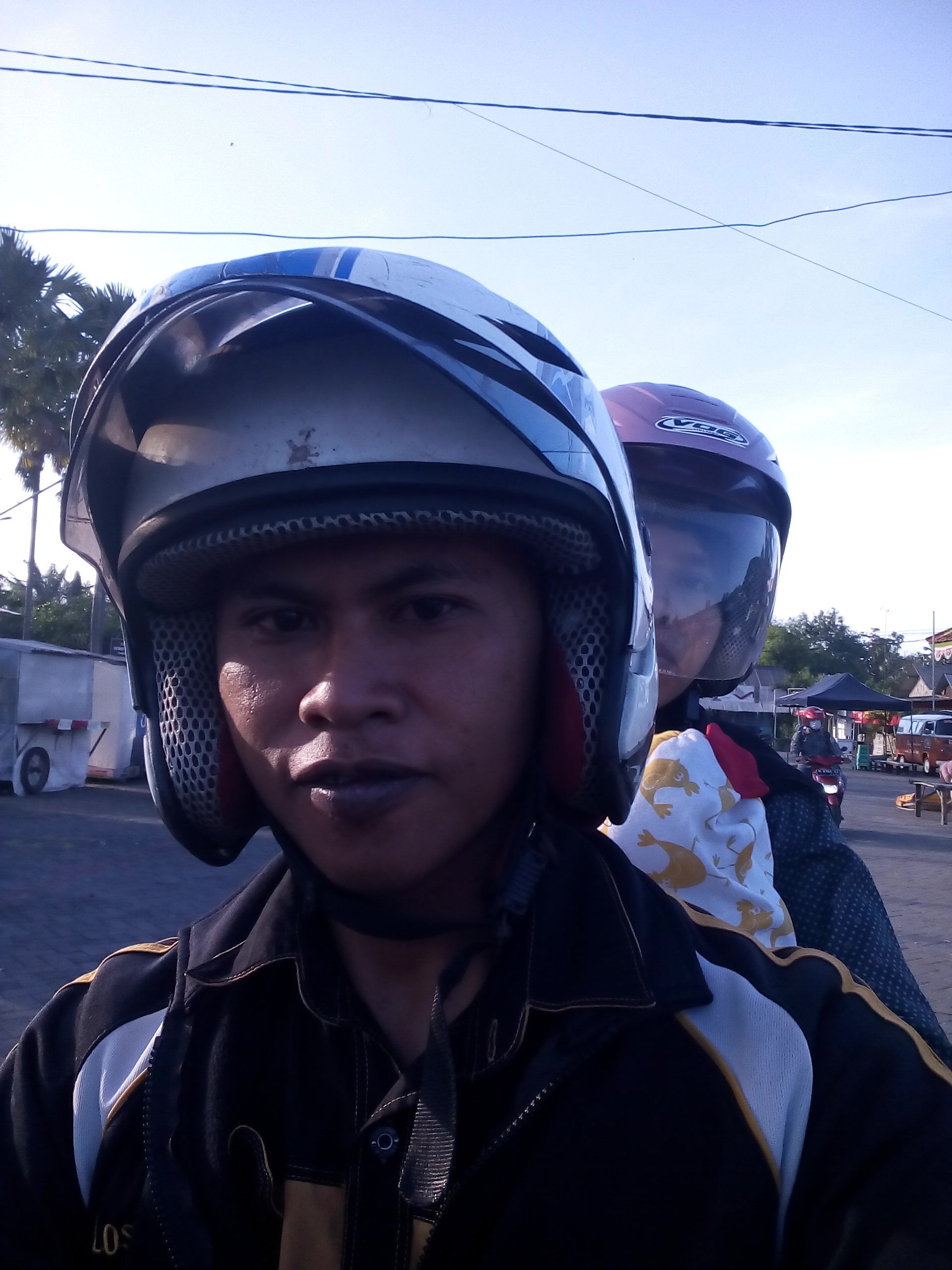 #BerbagiBerkah : Sampai Di Stasiun Pamekasan Selfie Dulu Bareng Suami Dan Anak