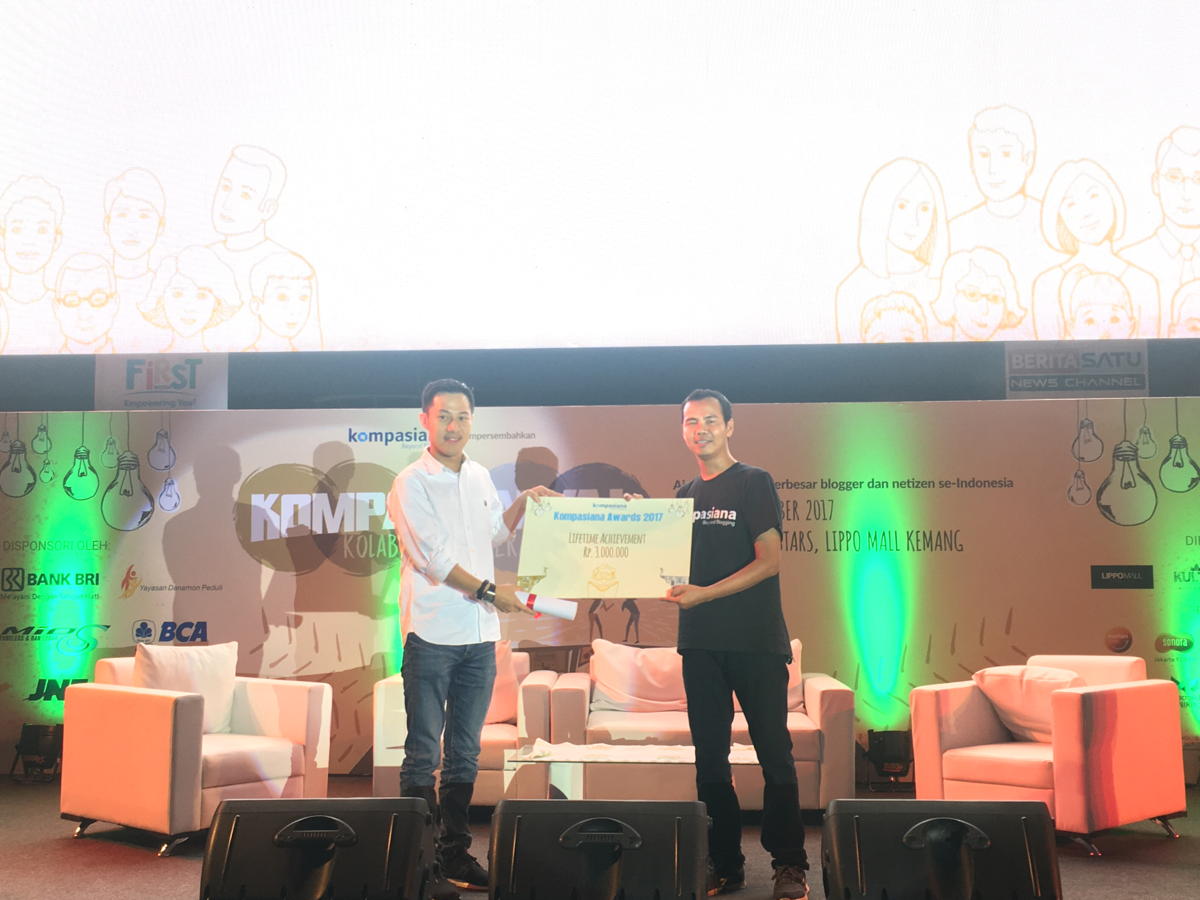 Andrew Darwis raih penghargaan Lifetime Achievement di Kompasianival 2017