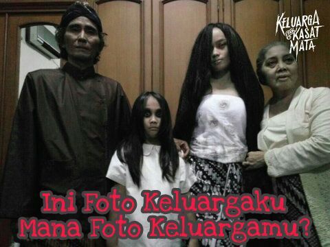 Foto Keluarga Tak Kasat Mata