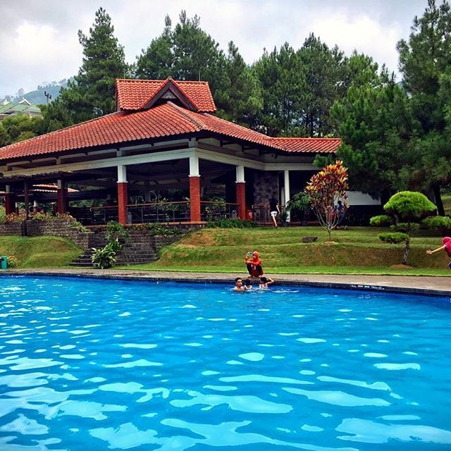 Kolam Renang Puncak Trawas