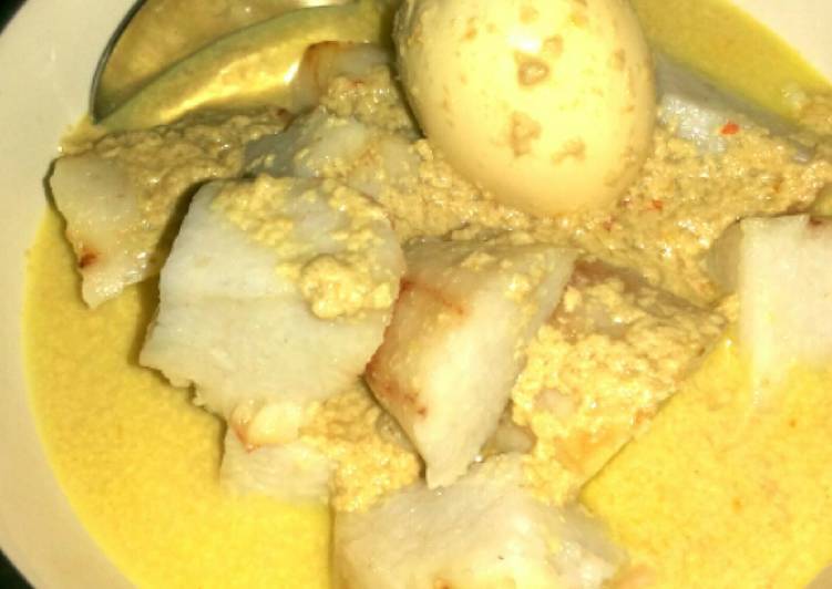 Santapan Khas Lebaran "Ketupat Telur Kuah Santan"