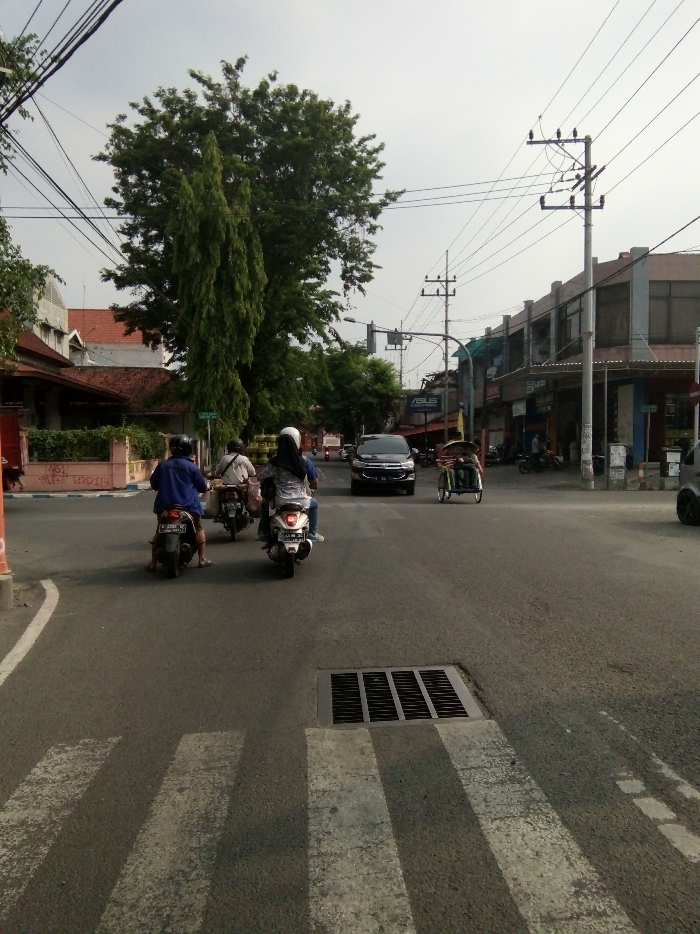 #KASLANTAS Udah Nerobos Lampu Merah, Gak Pake Helm Juga