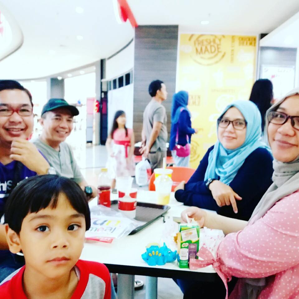 Pakde Joko Dan Ibu Rini Bukber Ya