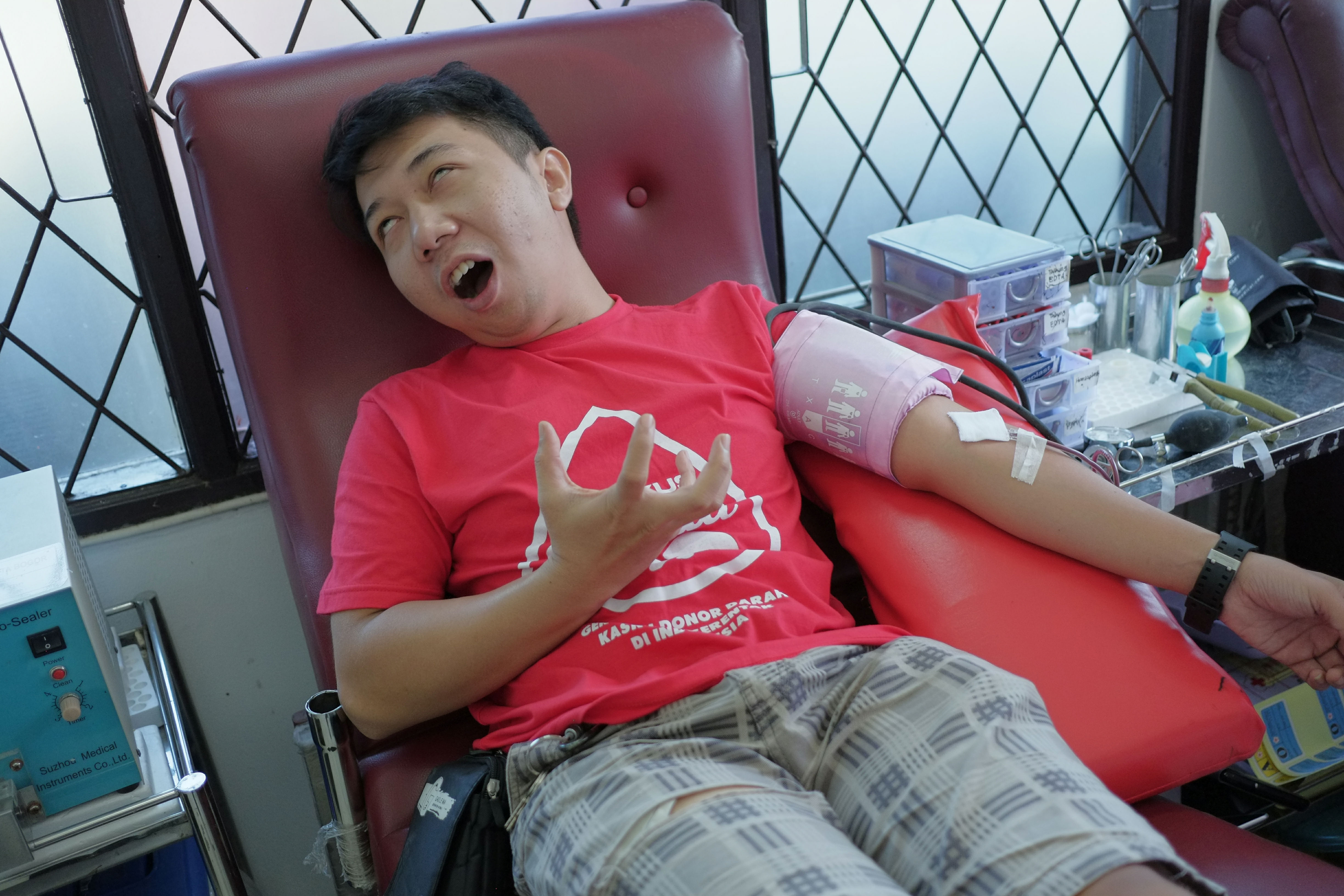 Liat Tingkah Agan Ini Saat Donor Bikin Greget