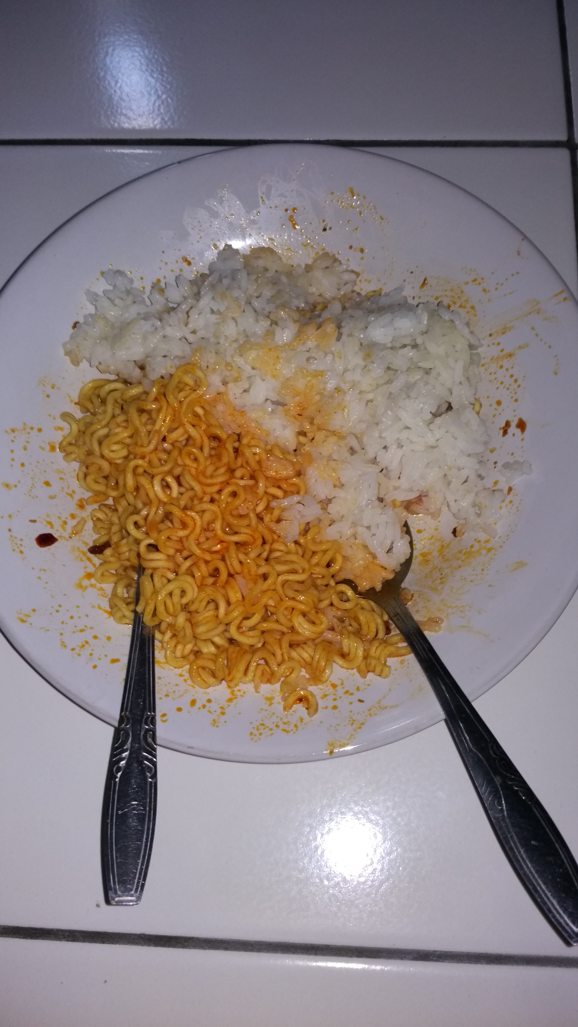 Welcome To Indonesia! Diamana Makan Mie Harus Ditambah Nasi, Biar Kenyang.. 😂😂 