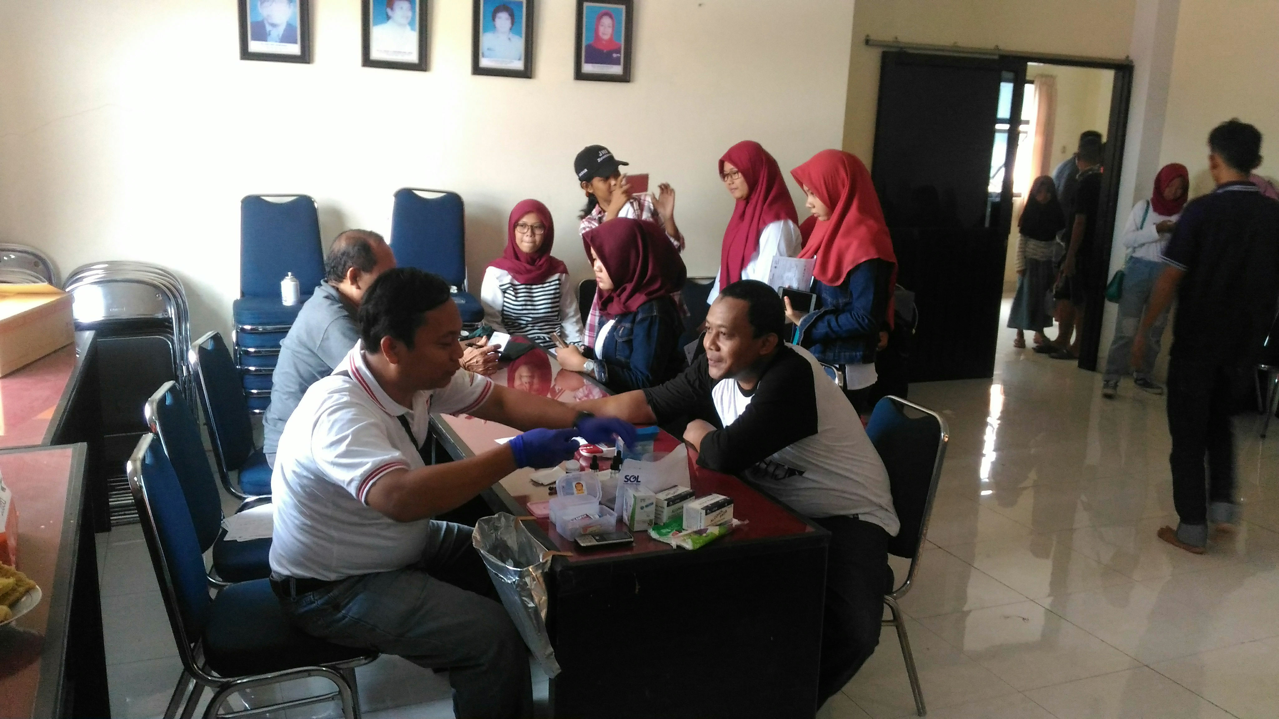 Masyarakat Karawang Yg Lagi Di Check Sebelum Donor, Sampai Antri