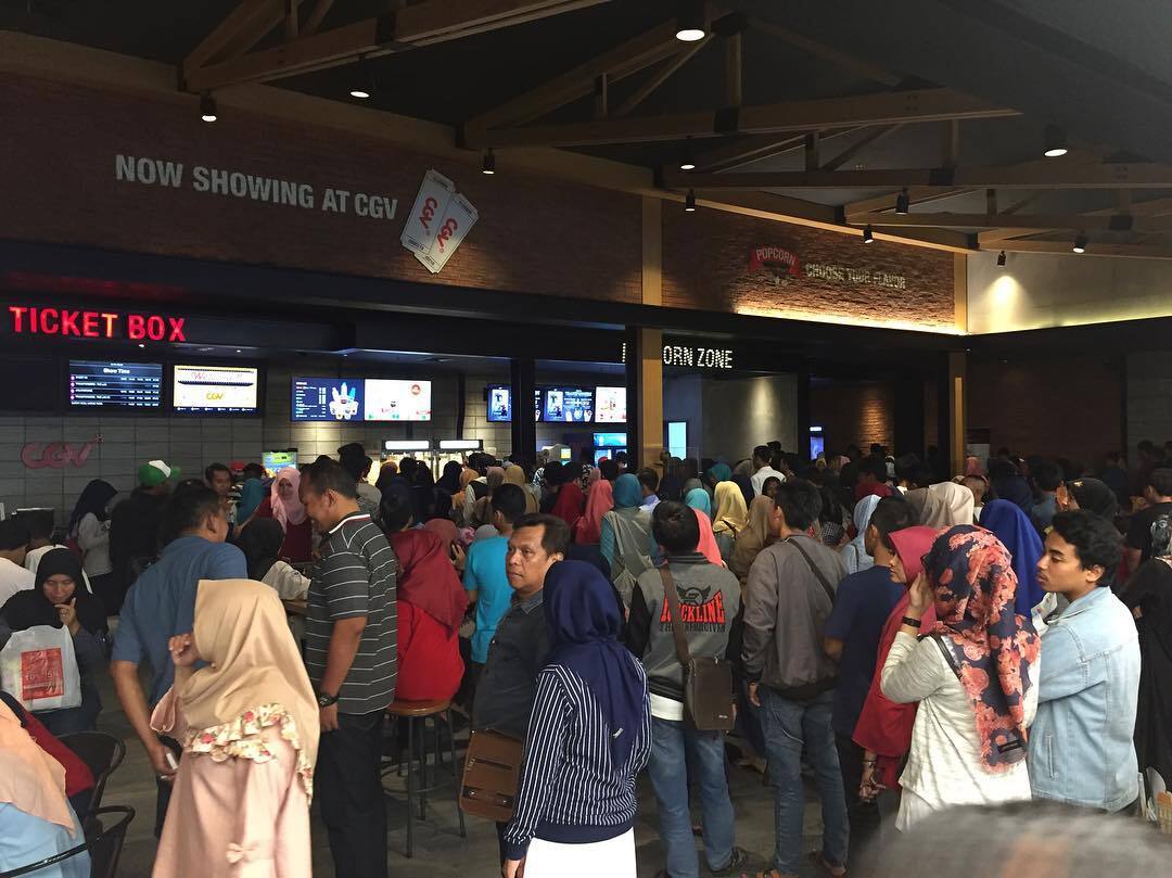 Antri Nonton Film Gan Bulan Puasa