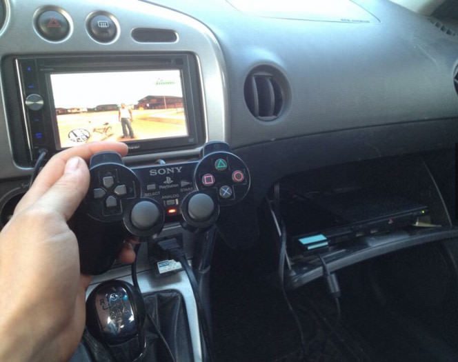 Main PS Di Mobil Biar Greget