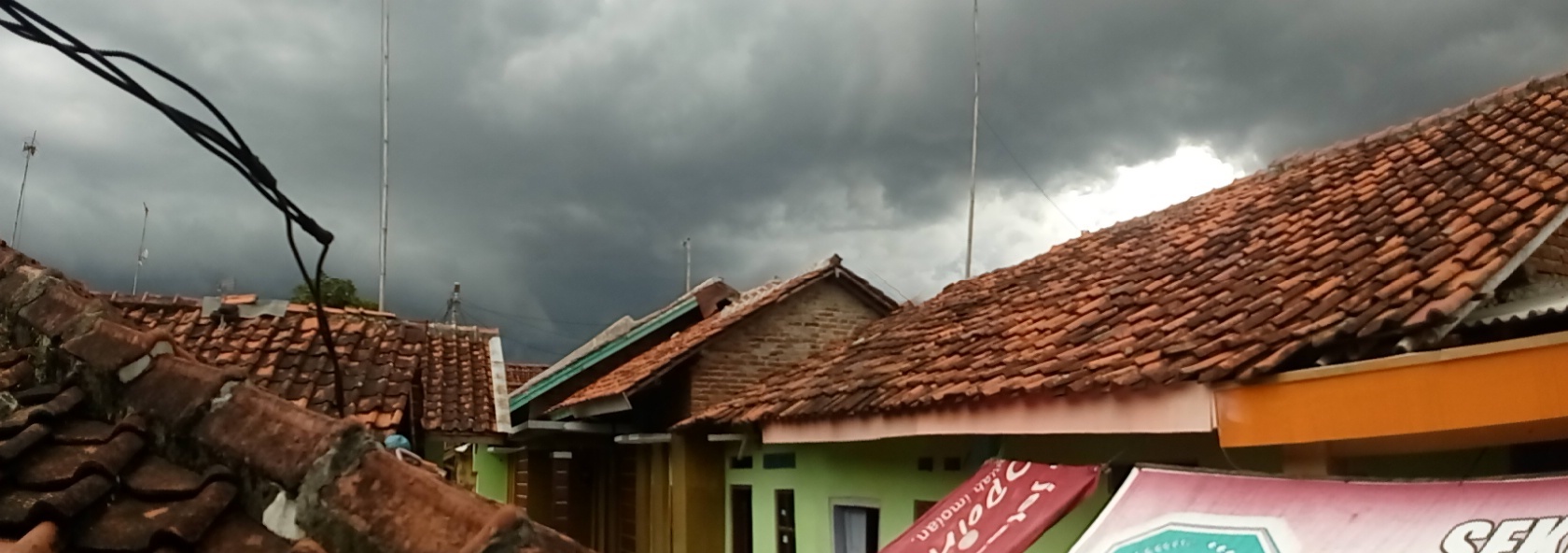 Pemandangan mendung hasil sepretan ane sendiri (bangga)