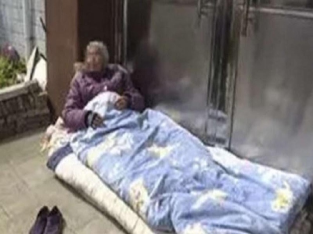 Pria cina suruh ibu kandung tidur di luar rumah