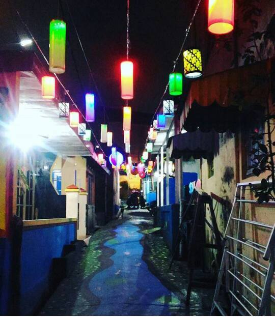 kampung warna-warni dengan lampion di malam hari