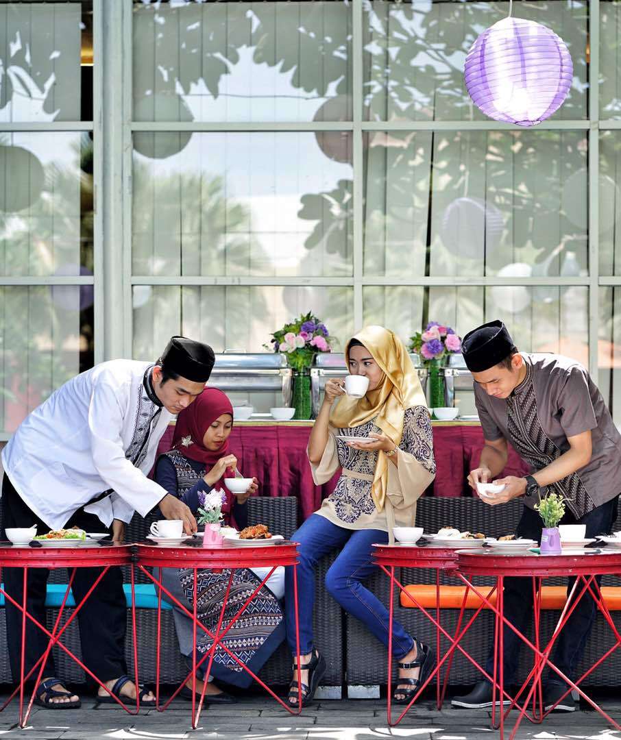 TEH HANGAT MENU WAJIB BUKA PUASA