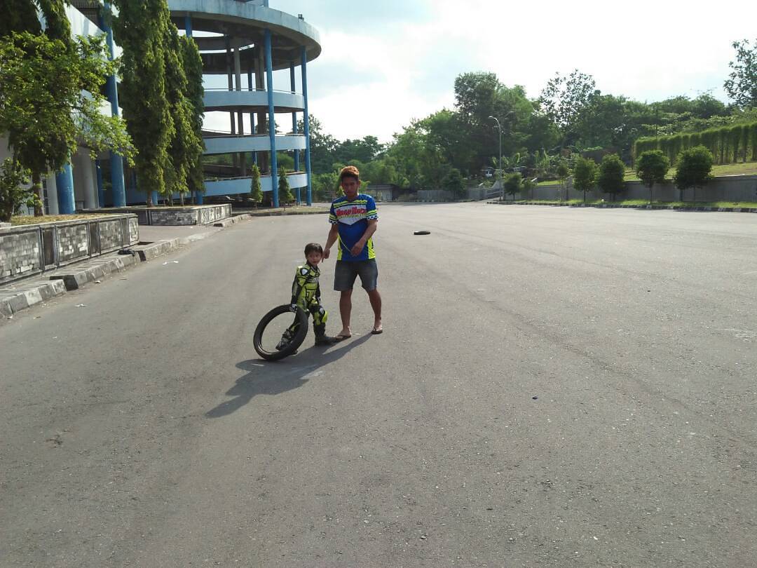 Latihan hari ini sirkuit bikinan sendiri dengan ban bekas