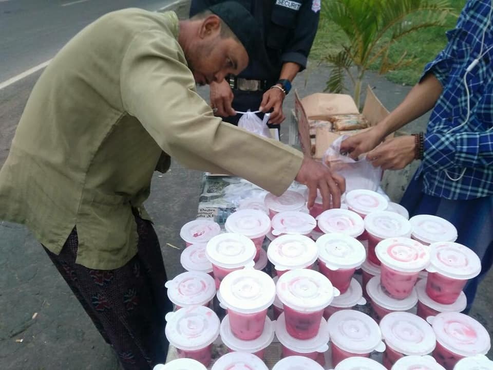 2. menata menu takjil gratis