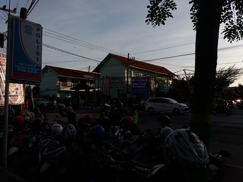 Ngabuburit sambil ngitung sepeda dan mobil