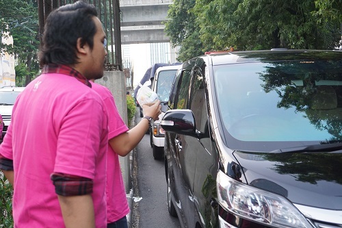 Yang di mobil juga kebagian