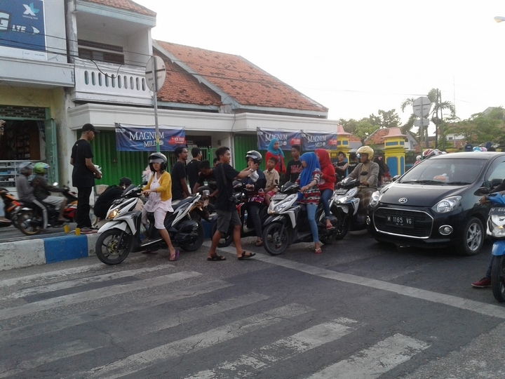bagikan cendokur pas lampu merah