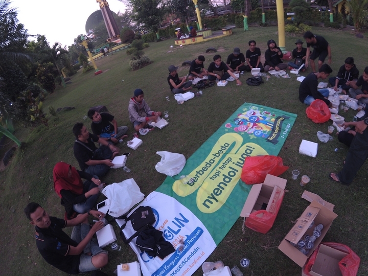 Suasana bukber di Monumen Trunojoyo nih gan