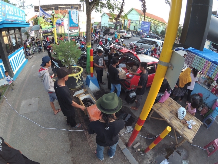 Sewaktu mulai angkut cendokur dari mobil ke perempatan lampu merah
