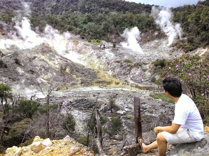 Track ke Kawah Ratu TNGHS