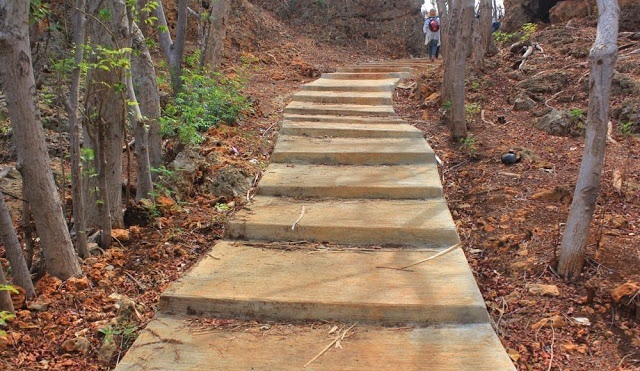 Tangga menuju pusat Bukit oksigen