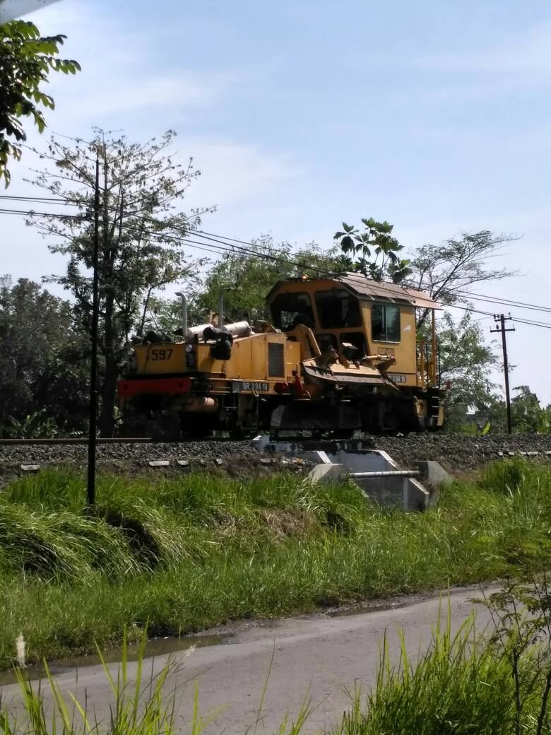 Gambar Lokomotif Cc20015 Dd5512 Pindah Museum Kereta Api 