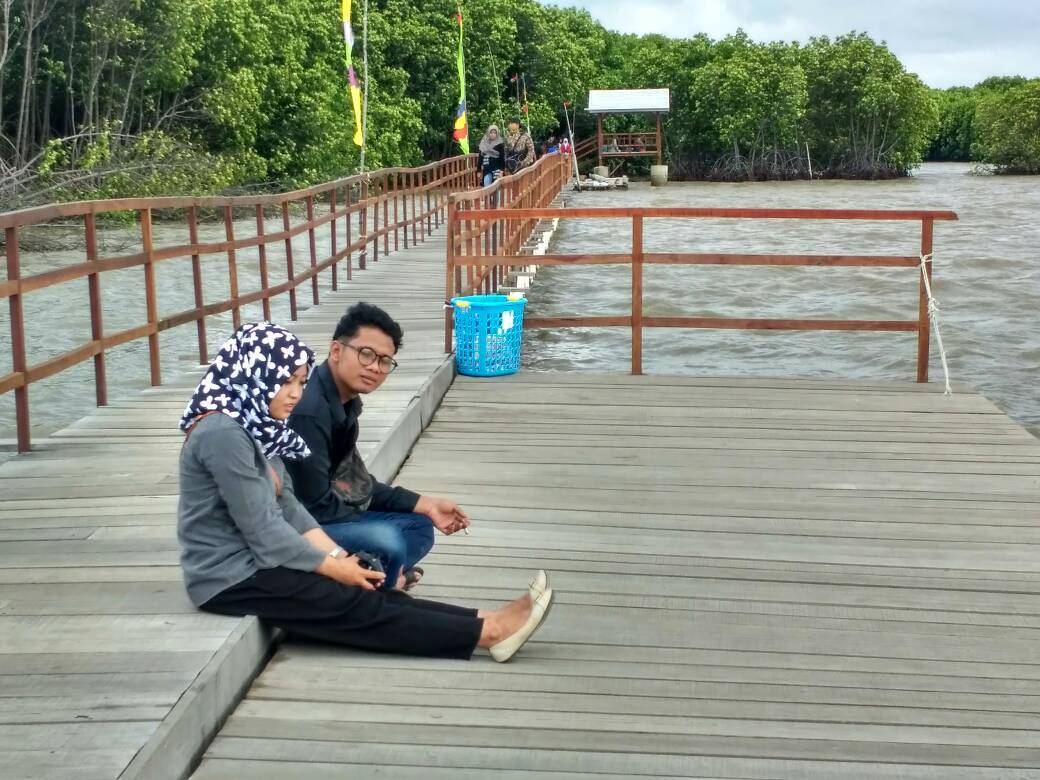 berduaan di pantai, ngabuburit sambil pacaran... upsss